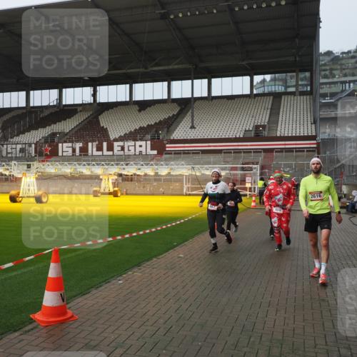 07.12.2025 - St. Pauli X-Mass-Run No. 15 Fabian Wolf http://msf.ph/oto/9410322 07.12.2025 11:10:58 Ziel 48, 660, 667, 669, 1400, 1402, 1584, 2616, 4574 meine-sportfotos.de