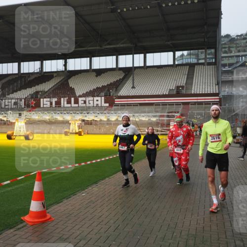 07.12.2025 - St. Pauli X-Mass-Run No. 15 Fabian Wolf http://msf.ph/oto/9410334 07.12.2025 11:10:58 Ziel 48, 660, 667, 669, 1400, 1402, 1584, 2616, 4574 meine-sportfotos.de