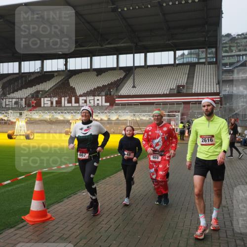 07.12.2025 - St. Pauli X-Mass-Run No. 15 Fabian Wolf http://msf.ph/oto/9410346 07.12.2025 11:10:59 Ziel 48, 660, 667, 669, 1400, 1402, 1584, 2616, 4574 meine-sportfotos.de