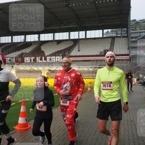 07.12.2025 - St. Pauli X-Mass-Run No. 15 Fabian Wolf http://msf.ph/oto/9410358 07.12.2025 11:11:00 Ziel 48, 660, 667, 669, 1400, 1402, 2616 meine-sportfotos.de