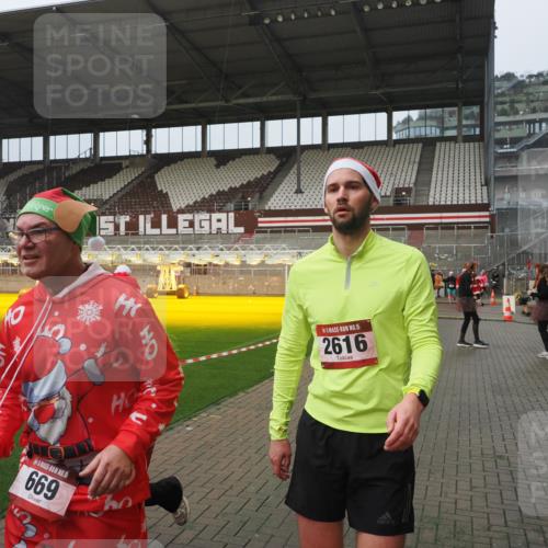 07.12.2025 - St. Pauli X-Mass-Run No. 15 Fabian Wolf http://msf.ph/oto/9410367 07.12.2025 11:11:01 Ziel 48, 660, 667, 669, 1400, 1402, 1518, 2616 meine-sportfotos.de