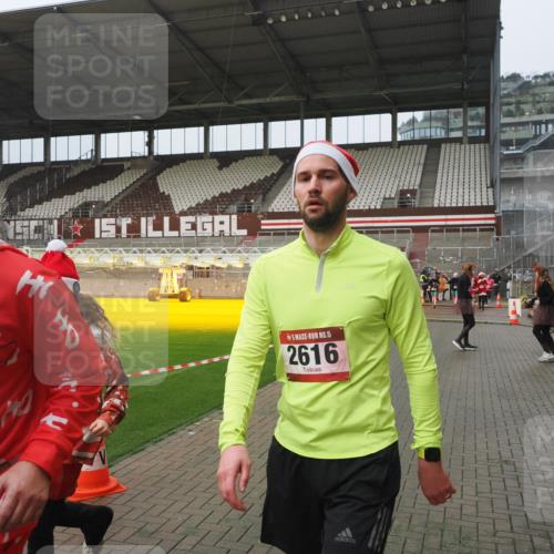 07.12.2025 - St. Pauli X-Mass-Run No. 15 Fabian Wolf http://msf.ph/oto/9410370 07.12.2025 11:11:01 Ziel 48, 660, 667, 669, 1400, 1402, 1518, 2616 meine-sportfotos.de