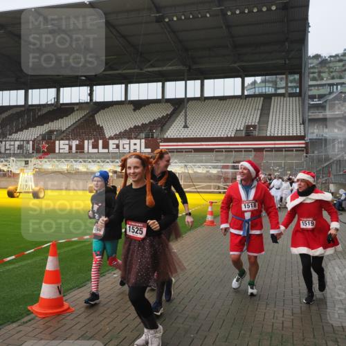 07.12.2025 - St. Pauli X-Mass-Run No. 15 Fabian Wolf http://msf.ph/oto/9410390 07.12.2025 11:11:11 Ziel 48, 411, 660, 667, 669, 697, 698, 777, 787, 788, 812, 815, 817, 832, 841, 909, 1518, 1519, 1557, 1565, 1568, 1619, 1707, 2258, 2742, 4801, 4813 meine-sportfotos.de