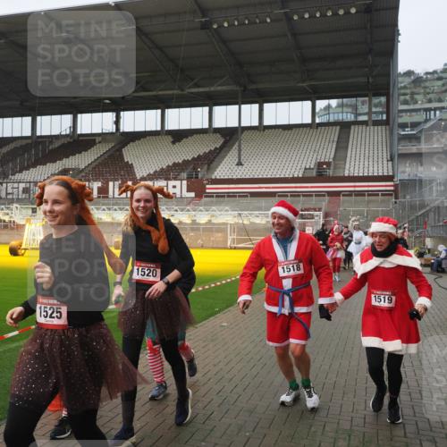 07.12.2025 - St. Pauli X-Mass-Run No. 15 Fabian Wolf http://msf.ph/oto/9410396 07.12.2025 11:11:12 Ziel 48, 411, 660, 697, 698, 777, 787, 788, 812, 815, 817, 832, 841, 909, 1145, 1146, 1147, 1518, 1519, 1557, 1565, 1568, 1619, 1707, 2258, 2742, 4801, 4813 meine-sportfotos.de