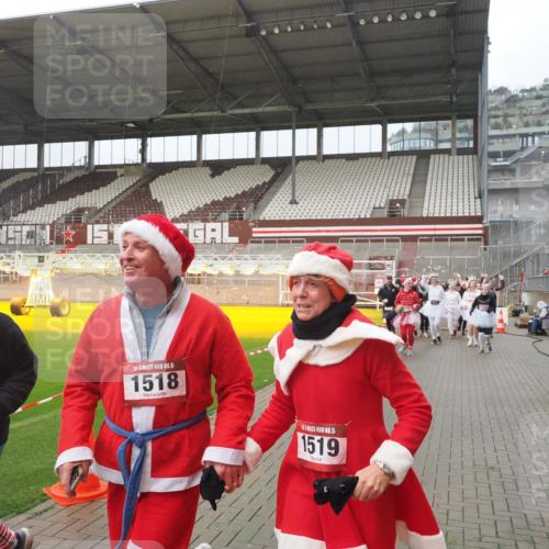 07.12.2025 - St. Pauli X-Mass-Run No. 15 Fabian Wolf http://msf.ph/oto/9410412 07.12.2025 11:11:13 Ziel 48, 411, 660, 697, 698, 777, 787, 788, 812, 815, 817, 832, 841, 909, 1145, 1146, 1147, 1518, 1519, 1557, 1565, 1568, 1619, 1707, 2258, 2742, 4801, 4813 meine-sportfotos.de