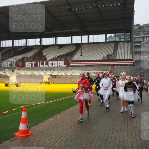 07.12.2025 - St. Pauli X-Mass-Run No. 15 Fabian Wolf http://msf.ph/oto/9410436 07.12.2025 11:11:16 Ziel 411, 697, 698, 777, 787, 788, 812, 815, 817, 832, 841, 909, 1145, 1146, 1147, 1518, 1519, 1557, 1565, 1568, 1619, 1707, 2258, 2742, 4801, 4805, 4806, 4810, 4813, 5005, 5006 meine-sportfotos.de