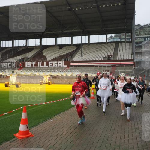07.12.2025 - St. Pauli X-Mass-Run No. 15 Fabian Wolf http://msf.ph/oto/9410439 07.12.2025 11:11:17 Ziel 182, 190, 411, 697, 698, 777, 787, 788, 812, 815, 817, 832, 841, 909, 1145, 1146, 1147, 1518, 1519, 1557, 1565, 1568, 1619, 1707, 2258, 2742, 4801, 4805, 4806, 4810, 4813, 5005, 5006 meine-sportfotos.de