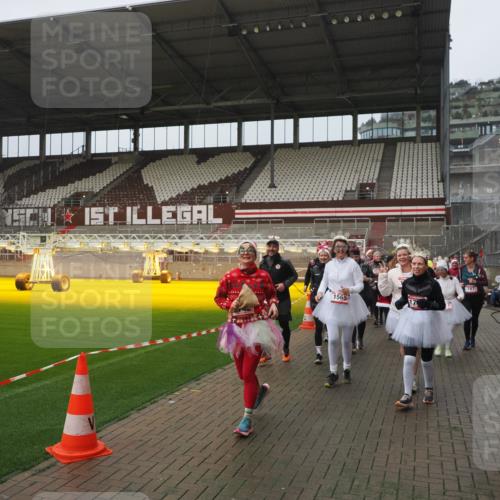 07.12.2025 - St. Pauli X-Mass-Run No. 15 Fabian Wolf http://msf.ph/oto/9410443 07.12.2025 11:11:17 Ziel 182, 190, 411, 697, 698, 777, 787, 788, 812, 815, 817, 832, 841, 909, 1145, 1146, 1147, 1518, 1519, 1557, 1565, 1568, 1619, 1707, 2258, 2742, 4801, 4805, 4806, 4810, 4813, 5005, 5006 meine-sportfotos.de