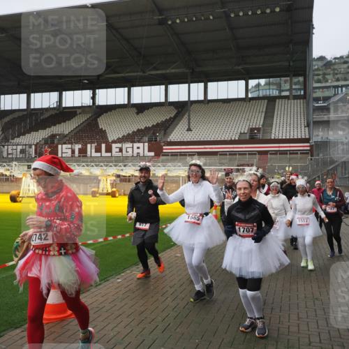 07.12.2025 - St. Pauli X-Mass-Run No. 15 Fabian Wolf http://msf.ph/oto/9410459 07.12.2025 11:11:18 Ziel 171, 182, 190, 411, 697, 698, 777, 787, 788, 812, 815, 817, 832, 841, 909, 1145, 1146, 1147, 1518, 1519, 1557, 1565, 1568, 1619, 1707, 2258, 2742, 4801, 4805, 4806, 4810, 4813, 5005, 5006 meine-sportfotos.de