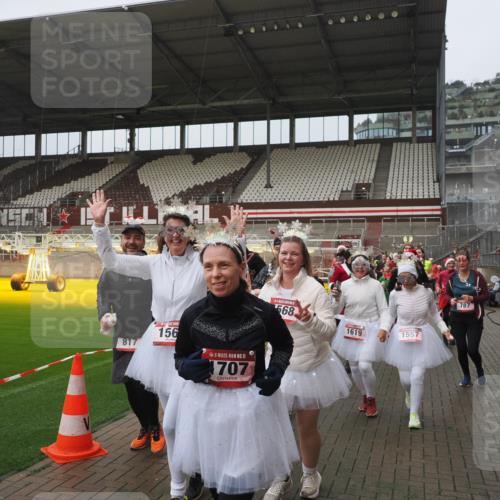 07.12.2025 - St. Pauli X-Mass-Run No. 15 Fabian Wolf http://msf.ph/oto/9410472 07.12.2025 11:11:19 Ziel 171, 182, 190, 411, 697, 698, 777, 787, 788, 812, 815, 817, 832, 841, 909, 1145, 1146, 1147, 1518, 1519, 1557, 1565, 1568, 1619, 1707, 1770, 2258, 2742, 4801, 4805, 4806, 4810, 4813, 5005, 5006 meine-sportfotos.de