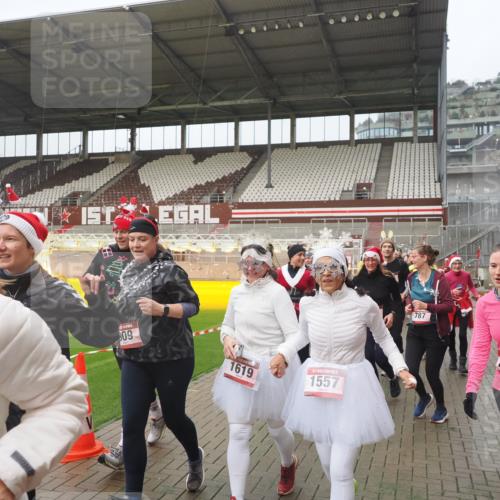 07.12.2025 - St. Pauli X-Mass-Run No. 15 Fabian Wolf http://msf.ph/oto/9410490 07.12.2025 11:11:20 Ziel 171, 182, 190, 411, 697, 698, 777, 787, 788, 812, 815, 817, 832, 841, 909, 1145, 1146, 1147, 1518, 1519, 1557, 1565, 1568, 1619, 1707, 1770, 2258, 2742, 4801, 4805, 4806, 4810, 4813, 5005, 5006 meine-sportfotos.de