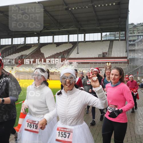 07.12.2025 - St. Pauli X-Mass-Run No. 15 Fabian Wolf http://msf.ph/oto/9410499 07.12.2025 11:11:20 Ziel 171, 182, 190, 411, 697, 698, 777, 787, 788, 812, 815, 817, 832, 841, 909, 1145, 1146, 1147, 1518, 1519, 1557, 1565, 1568, 1619, 1707, 1770, 2258, 2742, 4801, 4805, 4806, 4810, 4813, 5005, 5006 meine-sportfotos.de