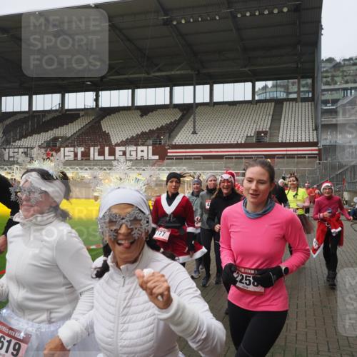 07.12.2025 - St. Pauli X-Mass-Run No. 15 Fabian Wolf http://msf.ph/oto/9410502 07.12.2025 11:11:21 Ziel 171, 182, 190, 411, 697, 698, 777, 787, 788, 812, 815, 817, 832, 841, 909, 1145, 1146, 1147, 1518, 1519, 1557, 1565, 1568, 1619, 1707, 1770, 2258, 2742, 4801, 4805, 4806, 4810, 4813, 5005, 5006 meine-sportfotos.de