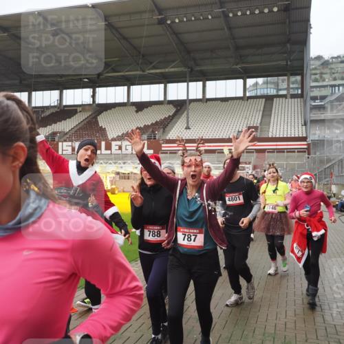 07.12.2025 - St. Pauli X-Mass-Run No. 15 Fabian Wolf http://msf.ph/oto/9410514 07.12.2025 11:11:21 Ziel 171, 182, 190, 411, 697, 698, 777, 787, 788, 812, 815, 817, 832, 841, 909, 1145, 1146, 1147, 1518, 1519, 1557, 1565, 1568, 1619, 1707, 1770, 2258, 2742, 4801, 4805, 4806, 4810, 4813, 5005, 5006 meine-sportfotos.de