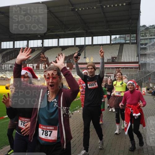 07.12.2025 - St. Pauli X-Mass-Run No. 15 Fabian Wolf http://msf.ph/oto/9410523 07.12.2025 11:11:22 Ziel 171, 182, 190, 411, 697, 698, 777, 787, 788, 812, 815, 817, 832, 841, 909, 1145, 1146, 1147, 1309, 1519, 1557, 1565, 1568, 1619, 1707, 1770, 2258, 2742, 4801, 4805, 4806, 4810, 4813, 5005, 5006 meine-sportfotos.de