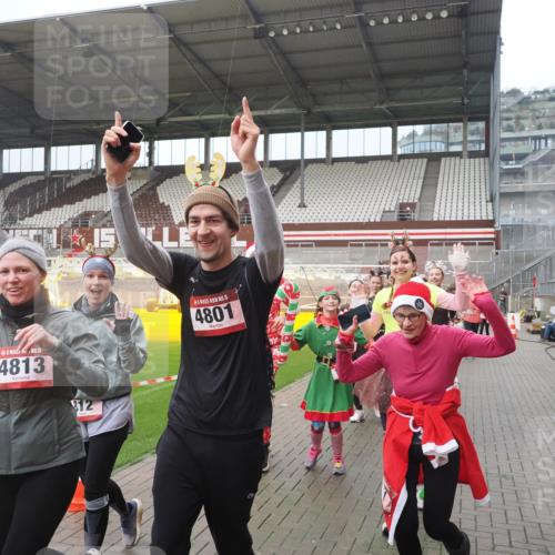 07.12.2025 - St. Pauli X-Mass-Run No. 15 Fabian Wolf http://msf.ph/oto/9410533 07.12.2025 11:11:23 Ziel 171, 182, 190, 411, 777, 787, 788, 812, 815, 817, 832, 841, 909, 1145, 1146, 1147, 1309, 1557, 1565, 1568, 1619, 1707, 1770, 2258, 2742, 4801, 4805, 4806, 4810, 4813, 5005, 5006 meine-sportfotos.de