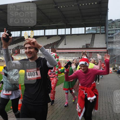 07.12.2025 - St. Pauli X-Mass-Run No. 15 Fabian Wolf http://msf.ph/oto/9410536 07.12.2025 11:11:23 Ziel 171, 182, 190, 411, 777, 787, 788, 812, 815, 817, 832, 841, 909, 1145, 1146, 1147, 1309, 1557, 1565, 1568, 1619, 1707, 1770, 2258, 2742, 4801, 4805, 4806, 4810, 4813, 5005, 5006 meine-sportfotos.de