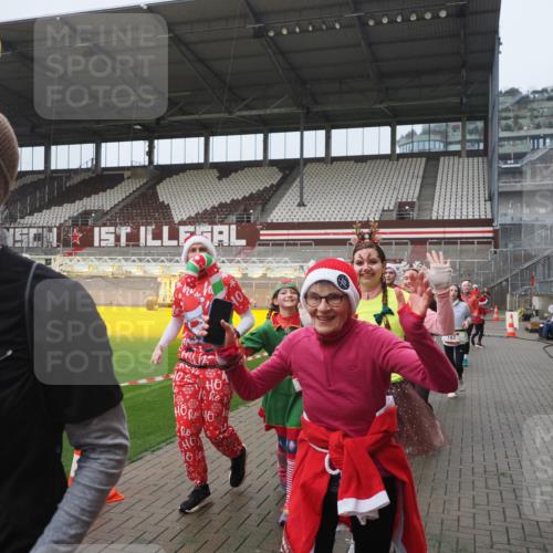 07.12.2025 - St. Pauli X-Mass-Run No. 15 Fabian Wolf http://msf.ph/oto/9410542 07.12.2025 11:11:23 Ziel 171, 182, 190, 411, 777, 787, 788, 812, 815, 817, 832, 841, 909, 1145, 1146, 1147, 1309, 1557, 1565, 1568, 1619, 1707, 1770, 2258, 2742, 4801, 4805, 4806, 4810, 4813, 5005, 5006 meine-sportfotos.de