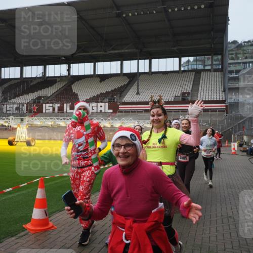 07.12.2025 - St. Pauli X-Mass-Run No. 15 Fabian Wolf http://msf.ph/oto/9410545 07.12.2025 11:11:24 Ziel 171, 182, 190, 411, 777, 787, 788, 812, 815, 817, 832, 841, 909, 1145, 1146, 1147, 1309, 1557, 1565, 1568, 1619, 1707, 1770, 2742, 4801, 4805, 4806, 4810, 4813, 5005, 5006 meine-sportfotos.de