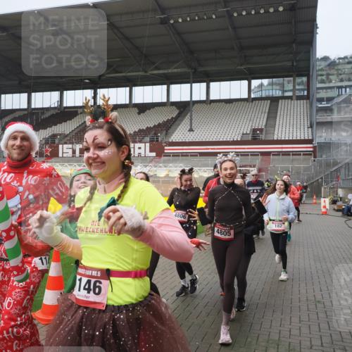 07.12.2025 - St. Pauli X-Mass-Run No. 15 Fabian Wolf http://msf.ph/oto/9410557 07.12.2025 11:11:24 Ziel 171, 182, 190, 411, 777, 787, 788, 812, 815, 817, 832, 841, 909, 1145, 1146, 1147, 1309, 1557, 1565, 1568, 1619, 1707, 1770, 2742, 4801, 4805, 4806, 4810, 4813, 5005, 5006 meine-sportfotos.de