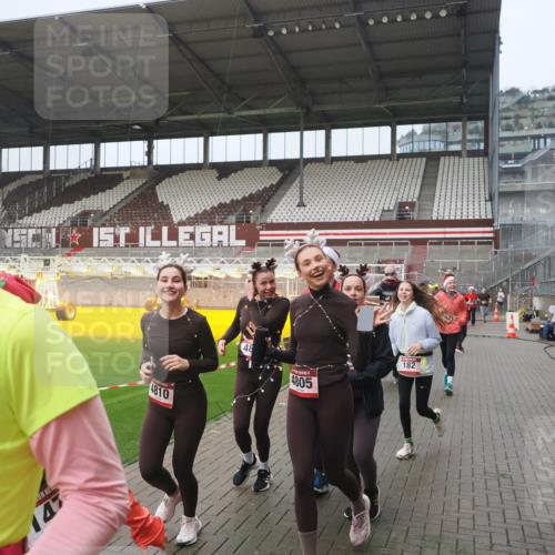 07.12.2025 - St. Pauli X-Mass-Run No. 15 Fabian Wolf http://msf.ph/oto/9410563 07.12.2025 11:11:25 Ziel 171, 182, 190, 411, 777, 787, 788, 812, 815, 817, 832, 841, 909, 1145, 1146, 1147, 1309, 1557, 1565, 1568, 1619, 1707, 1767, 1770, 2742, 4801, 4805, 4806, 4810, 4813, 5005, 5006 meine-sportfotos.de