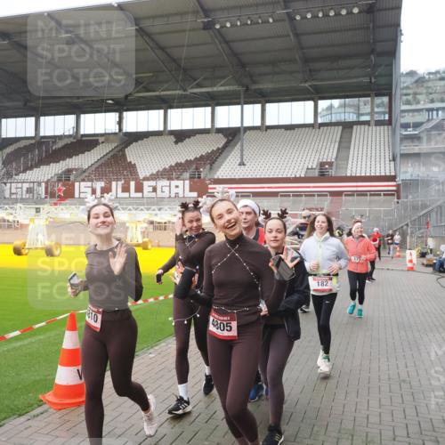 07.12.2025 - St. Pauli X-Mass-Run No. 15 Fabian Wolf http://msf.ph/oto/9410566 07.12.2025 11:11:25 Ziel 171, 182, 190, 411, 777, 787, 788, 812, 815, 817, 832, 841, 909, 1145, 1146, 1147, 1309, 1557, 1565, 1568, 1619, 1707, 1767, 1770, 2742, 4801, 4805, 4806, 4810, 4813, 5005, 5006 meine-sportfotos.de