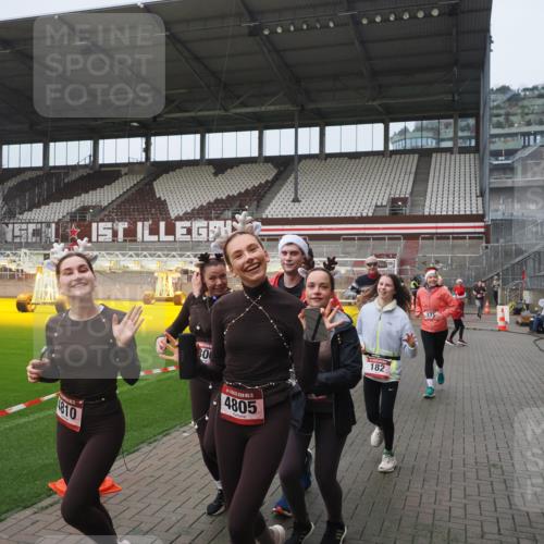 07.12.2025 - St. Pauli X-Mass-Run No. 15 Fabian Wolf http://msf.ph/oto/9410569 07.12.2025 11:11:25 Ziel 171, 182, 190, 411, 777, 787, 788, 812, 815, 817, 832, 841, 909, 1145, 1146, 1147, 1309, 1557, 1565, 1568, 1619, 1707, 1767, 1770, 2742, 4801, 4805, 4806, 4810, 4813, 5005, 5006 meine-sportfotos.de