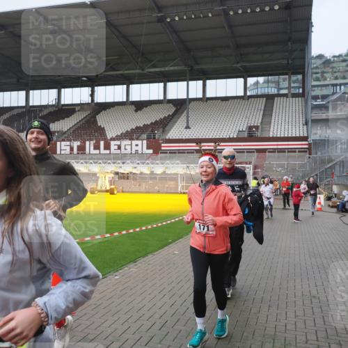 07.12.2025 - St. Pauli X-Mass-Run No. 15 Fabian Wolf http://msf.ph/oto/9410595 07.12.2025 11:11:27 Ziel 171, 182, 190, 411, 777, 787, 788, 812, 815, 817, 832, 841, 909, 1145, 1146, 1147, 1309, 1557, 1565, 1568, 1589, 1619, 1707, 1767, 1770, 4801, 4805, 4806, 4810, 4813, 5005, 5006 meine-sportfotos.de
