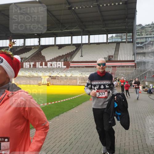 07.12.2025 - St. Pauli X-Mass-Run No. 15 Fabian Wolf http://msf.ph/oto/9410607 07.12.2025 11:11:28 Ziel 171, 182, 190, 411, 777, 787, 788, 812, 815, 817, 832, 841, 909, 1145, 1146, 1147, 1309, 1321, 1557, 1565, 1568, 1589, 1619, 1767, 1770, 4801, 4805, 4806, 4810, 4813, 5005, 5006 meine-sportfotos.de