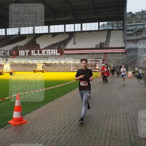 07.12.2025 - St. Pauli X-Mass-Run No. 15 Fabian Wolf http://msf.ph/oto/9410628 07.12.2025 11:11:31 Ziel 171, 182, 190, 411, 812, 815, 1145, 1146, 1147, 1309, 1321, 1589, 1711, 1714, 1767, 1770, 4805, 4806, 4810, 5005, 5006 meine-sportfotos.de