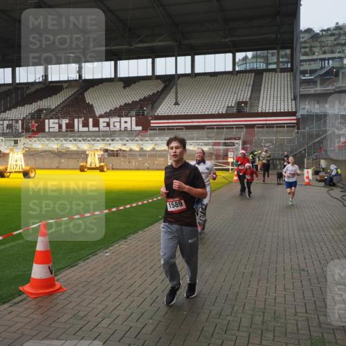 07.12.2025 - St. Pauli X-Mass-Run No. 15 Fabian Wolf http://msf.ph/oto/9410631 07.12.2025 11:11:31 Ziel 171, 182, 190, 411, 812, 815, 1145, 1146, 1147, 1309, 1321, 1589, 1711, 1714, 1767, 1770, 4805, 4806, 4810, 5005, 5006 meine-sportfotos.de