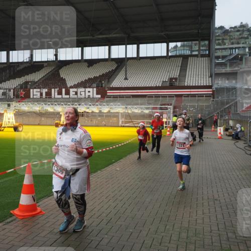 07.12.2025 - St. Pauli X-Mass-Run No. 15 Fabian Wolf http://msf.ph/oto/9410654 07.12.2025 11:11:33 Ziel 171, 182, 190, 1309, 1321, 1589, 1711, 1714, 1767, 1770, 4805, 4806, 4810, 5005, 5006 meine-sportfotos.de