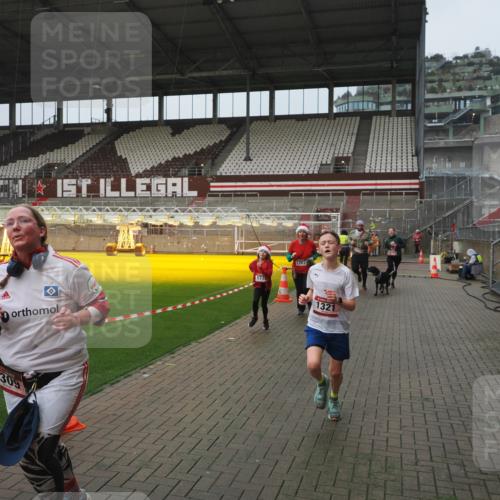 07.12.2025 - St. Pauli X-Mass-Run No. 15 Fabian Wolf http://msf.ph/oto/9410660 07.12.2025 11:11:33 Ziel 171, 182, 190, 1309, 1321, 1589, 1711, 1714, 1767, 1770, 4805, 4806, 4810, 5005, 5006 meine-sportfotos.de