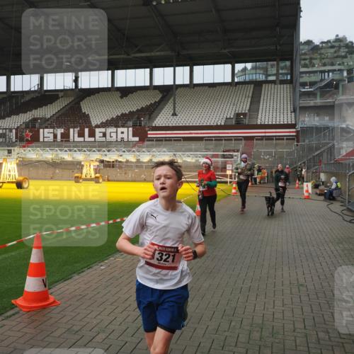 07.12.2025 - St. Pauli X-Mass-Run No. 15 Fabian Wolf http://msf.ph/oto/9410666 07.12.2025 11:11:34 Ziel 171, 182, 190, 1309, 1321, 1589, 1711, 1714, 1767, 1770, 4805, 4806, 4810, 5005, 5006 meine-sportfotos.de