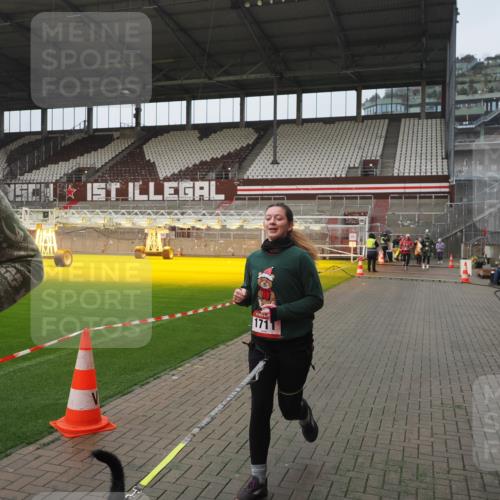 07.12.2025 - St. Pauli X-Mass-Run No. 15 Fabian Wolf http://msf.ph/oto/9410714 07.12.2025 11:11:38 Ziel 171, 689, 690, 1309, 1321, 1589, 1711, 1714, 1767, 1770 meine-sportfotos.de
