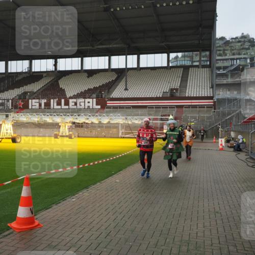 07.12.2025 - St. Pauli X-Mass-Run No. 15 Fabian Wolf http://msf.ph/oto/9410736 07.12.2025 11:11:46 Ziel 679, 689, 690, 1186, 1321, 1589, 1711, 1714 meine-sportfotos.de