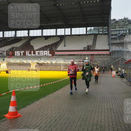 07.12.2025 - St. Pauli X-Mass-Run No. 15 Fabian Wolf http://msf.ph/oto/9410739 07.12.2025 11:11:46 Ziel 679, 689, 690, 1186, 1321, 1589, 1711, 1714 meine-sportfotos.de