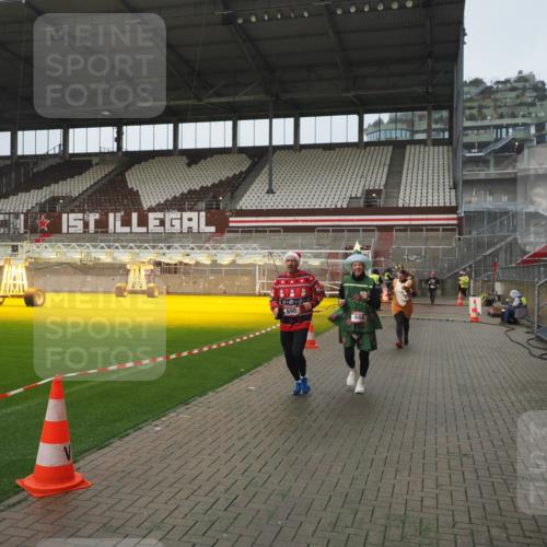 07.12.2025 - St. Pauli X-Mass-Run No. 15 Fabian Wolf http://msf.ph/oto/9410742 07.12.2025 11:11:46 Ziel 679, 689, 690, 1186, 1321, 1589, 1711, 1714 meine-sportfotos.de