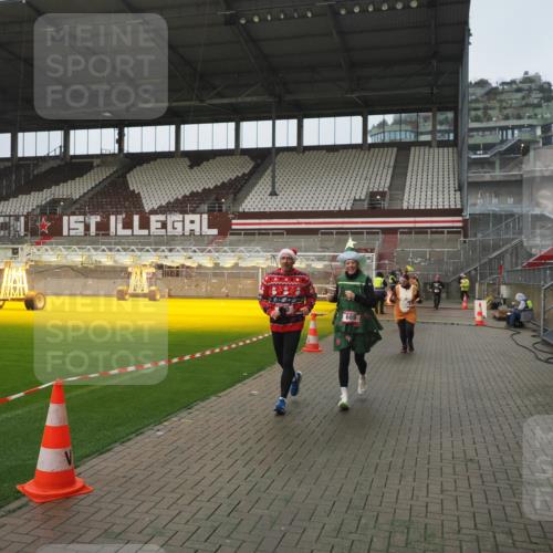07.12.2025 - St. Pauli X-Mass-Run No. 15 Fabian Wolf http://msf.ph/oto/9410745 07.12.2025 11:11:46 Ziel 679, 689, 690, 1186, 1321, 1589, 1711, 1714 meine-sportfotos.de