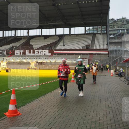 07.12.2025 - St. Pauli X-Mass-Run No. 15 Fabian Wolf http://msf.ph/oto/9410748 07.12.2025 11:11:46 Ziel 679, 689, 690, 1186, 1321, 1589, 1711, 1714 meine-sportfotos.de