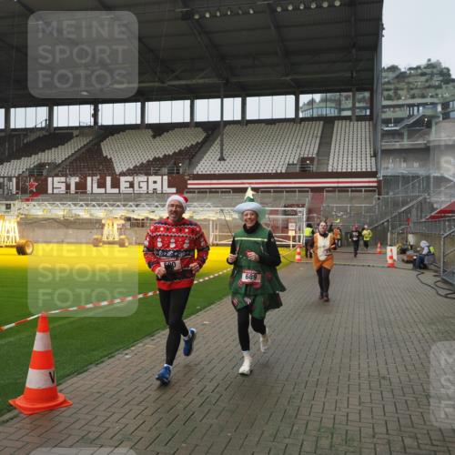 07.12.2025 - St. Pauli X-Mass-Run No. 15 Fabian Wolf http://msf.ph/oto/9410758 07.12.2025 11:11:47 Ziel 679, 689, 690, 694, 1186, 1321, 1711, 1714 meine-sportfotos.de