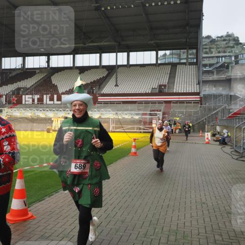 07.12.2025 - St. Pauli X-Mass-Run No. 15 Fabian Wolf http://msf.ph/oto/9410773 07.12.2025 11:11:48 Ziel 679, 689, 690, 694, 1186, 1321, 1711, 1714 meine-sportfotos.de