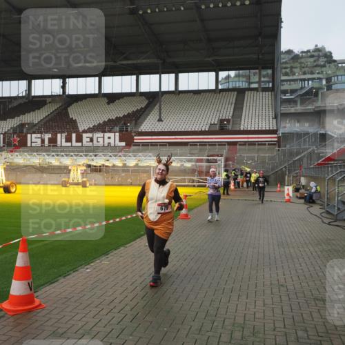 07.12.2025 - St. Pauli X-Mass-Run No. 15 Fabian Wolf http://msf.ph/oto/9410796 07.12.2025 11:11:49 Ziel 679, 689, 690, 694, 1186, 1711, 1714 meine-sportfotos.de
