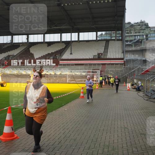 07.12.2025 - St. Pauli X-Mass-Run No. 15 Fabian Wolf http://msf.ph/oto/9410807 07.12.2025 11:11:50 Ziel 408, 679, 689, 690, 694, 1186, 1711, 1714 meine-sportfotos.de
