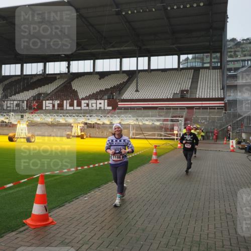 07.12.2025 - St. Pauli X-Mass-Run No. 15 Fabian Wolf http://msf.ph/oto/9410835 07.12.2025 11:11:52 Ziel 408, 437, 679, 689, 690, 694, 1186 meine-sportfotos.de