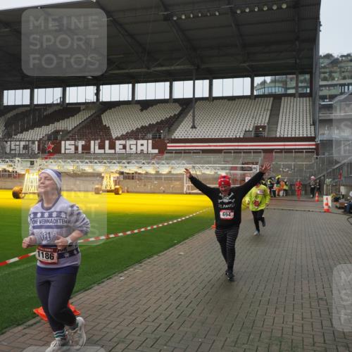 07.12.2025 - St. Pauli X-Mass-Run No. 15 Fabian Wolf http://msf.ph/oto/9410850 07.12.2025 11:11:54 Ziel 408, 437, 679, 689, 690, 694, 1186 meine-sportfotos.de
