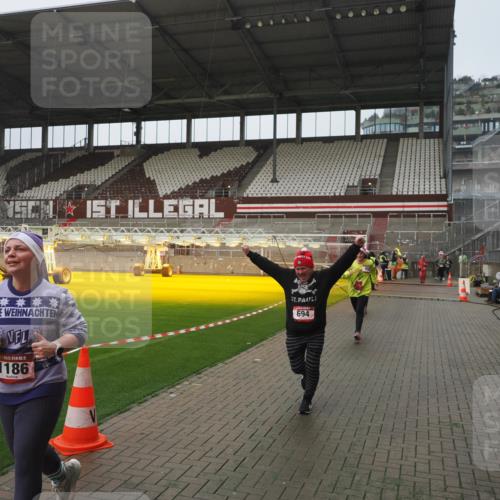07.12.2025 - St. Pauli X-Mass-Run No. 15 Fabian Wolf http://msf.ph/oto/9410854 07.12.2025 11:11:54 Ziel 408, 437, 679, 689, 690, 694, 1186 meine-sportfotos.de
