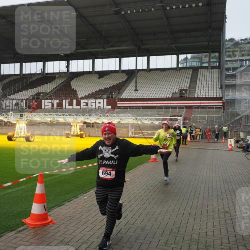 07.12.2025 - St. Pauli X-Mass-Run No. 15 Fabian Wolf http://msf.ph/oto/9410863 07.12.2025 11:11:54 Ziel 408, 437, 679, 689, 690, 694, 1186 meine-sportfotos.de