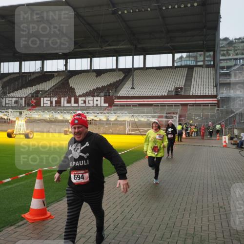 07.12.2025 - St. Pauli X-Mass-Run No. 15 Fabian Wolf http://msf.ph/oto/9410867 07.12.2025 11:11:55 Ziel 408, 437, 679, 689, 690, 694, 1186 meine-sportfotos.de