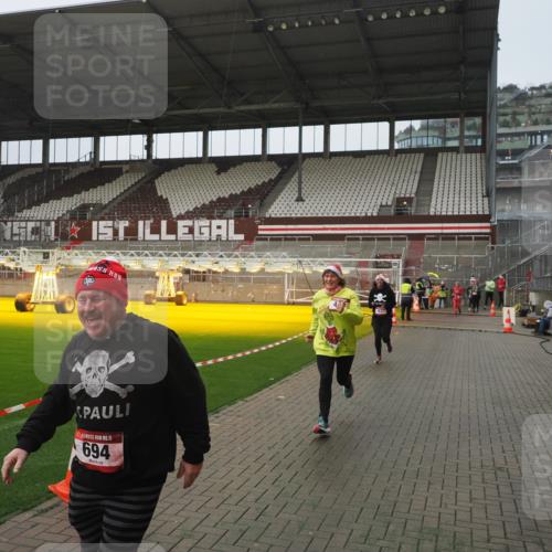 07.12.2025 - St. Pauli X-Mass-Run No. 15 Fabian Wolf http://msf.ph/oto/9410870 07.12.2025 11:11:55 Ziel 408, 437, 679, 689, 690, 694, 1186 meine-sportfotos.de